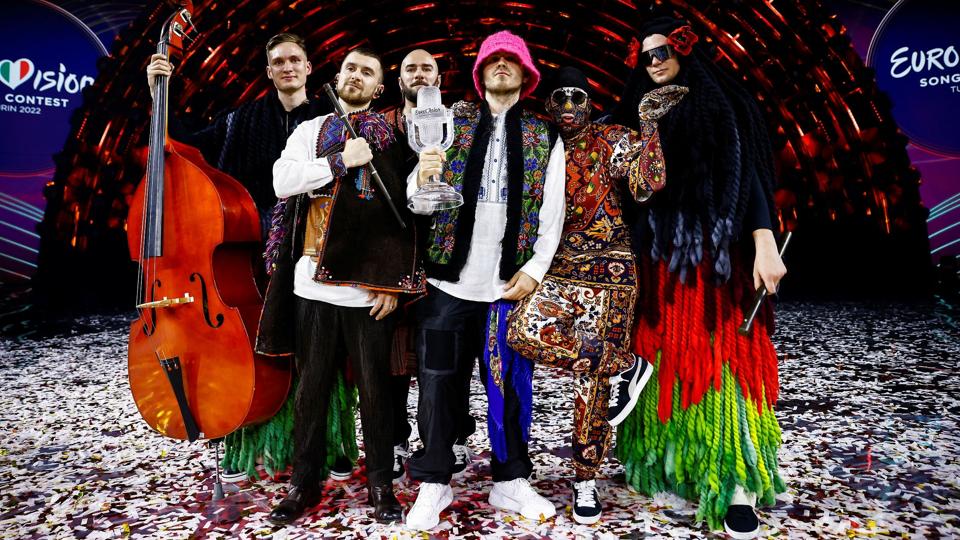 Kalush Orchestra - dette års vindere fra Ukraine af den europæiske udgave af Eurovisionen - stiller op til billede efter sejren. <i>Yara Nardi/Reuters</i>