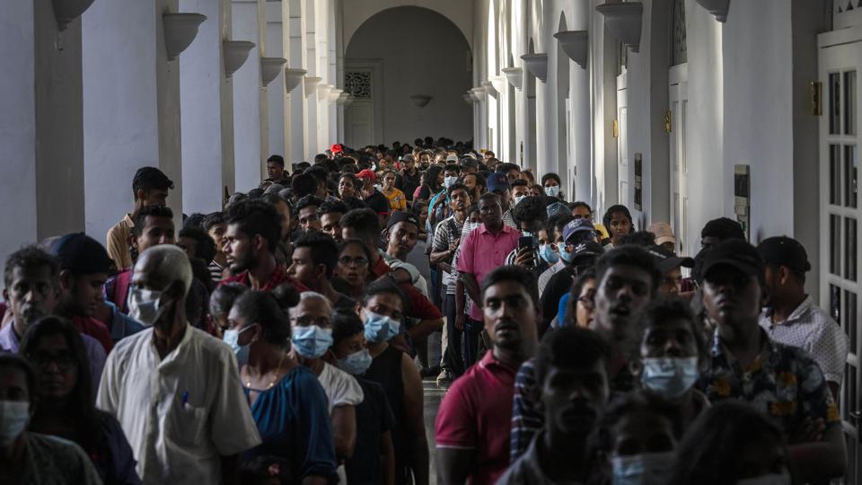 Folk stimler sammen i den officielle præsidentbolig i Sri Lanka, tre dage efter at den blev stormet. <i>Rafiq Maqbool/Ritzau Scanpix</i>