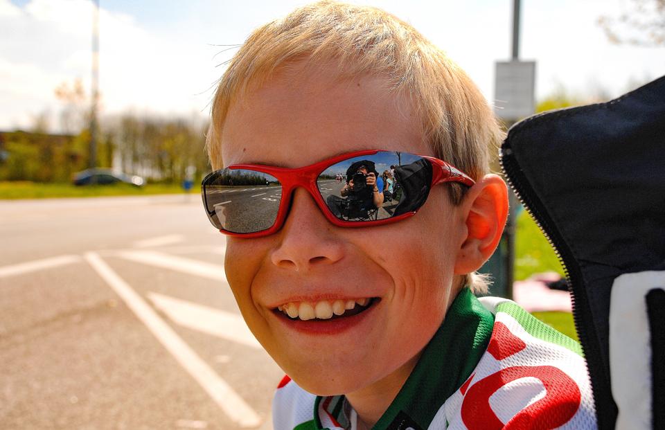 En helt ung Jonas Vingegaard, da han cyklede i den lokale Thy Cykle Ring. Han var lille, og kæmpede hårdt for tingene. I dag er han en af verdens bedste cykelryttere. <i>Privatfoto: Ole Iversen</i>
