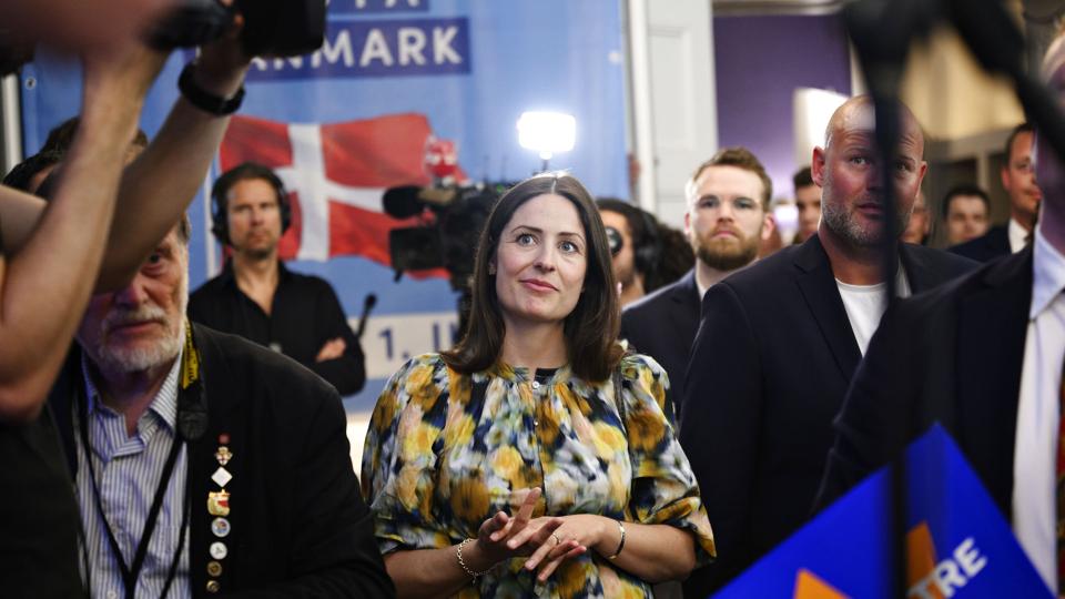 Venstres Linea Søgaard-Lidell og Enhedslistens Nikolaj Villumsen tager begge orlov fra EU-Parlamentet i den kommende tid. Men på grund af manglende barselsregler kommer der ingen afløser. Det er problem både for demokratiet og forældrene, mener de to politikere. <i>Philip Davali/Ritzau Scanpix</i>