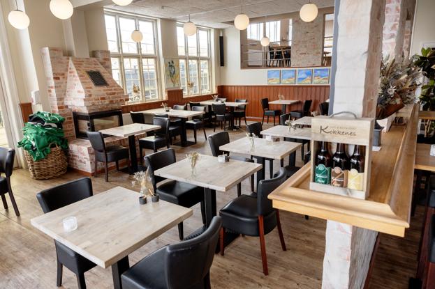 Restauranten er opdelt i flere plan. Du kan også nyde frokosten eller middagen udenfor på Kokkenes store terrasse. <i>Foto: Lars Pauli</i>