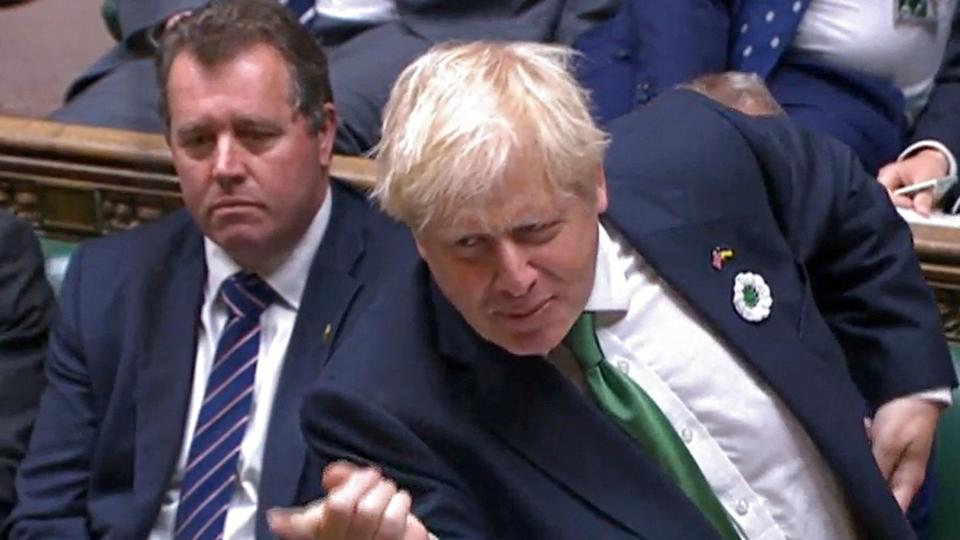 Den afgående premierminister, Boris Johnson, der ikke længere har sine partifællers opbakning og blev tvunget til at gå af for en uge siden, siger, at "jeg går snart af - med hovedet højt hævet". Feltet i kampen om at blive hans afløser som premierminister bliver onsdag yderligere indsnævret. <i>-/Ritzau Scanpix</i>