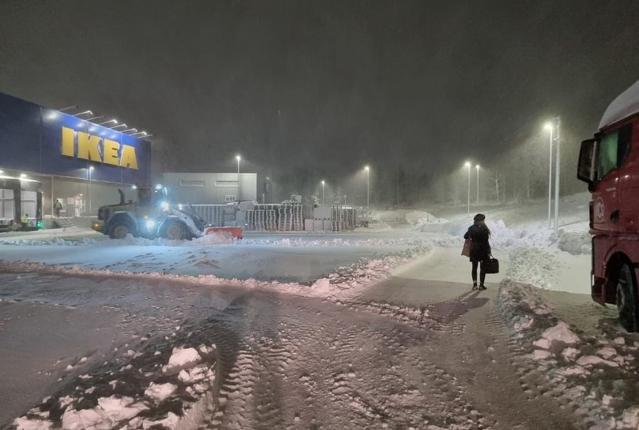Med mere sne på vej er spørgsmålet, om vi mon kan overnatte i Ikea igen. Privatfoto