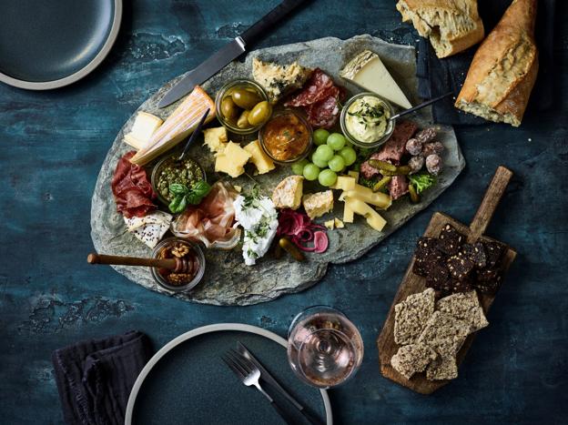 Tapas med lækre oste og charcuteri har gjort Risskov Ost til et hit - nu åbner delikatesseforretningen også her i byen. Foto: Risskov Ost <i>Photo: Søren Gammelmark @gammelmarkphoto</i>