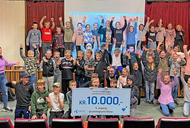 Eleverne i 5. årgang på Dronninglund Skole vandt konkurrencen om digital mobning med deres video. Her har de netop modtaget præmien på 10.000 kroner. Foto: Privat foto