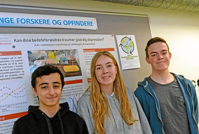 De tre vindere er fra venstre Kerlos Hekmat Isho, Karla Lyckegaard og Thor Rasmussen 2a fra Dronninglund Gymnasium. Foto: Privat foto