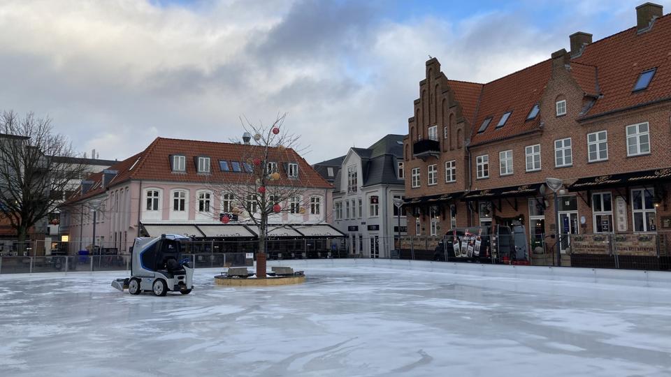 Politikerne ser på, hvor der kan spares strøm, og det bruger skøjtebanen på C. W. Obels Plads en del af. <i>Arkivfoto</i>
