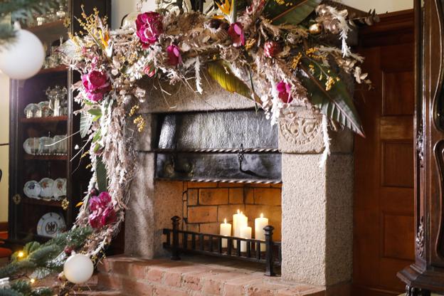 Det er Bjarne Als, Kongelig Hofleverandør hos Bering House of Flowers, der står for pyntningen på slottet. PR-foto: Voergaard Slot