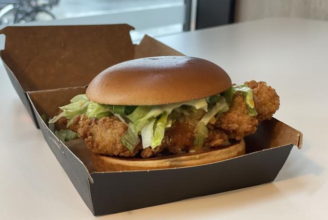 Her er den så! Henrik Jyrks nye gourmetburger Singapore Fried Chicken lavet i samarbejde med McDonald's. Foto: Victoria Skibsted