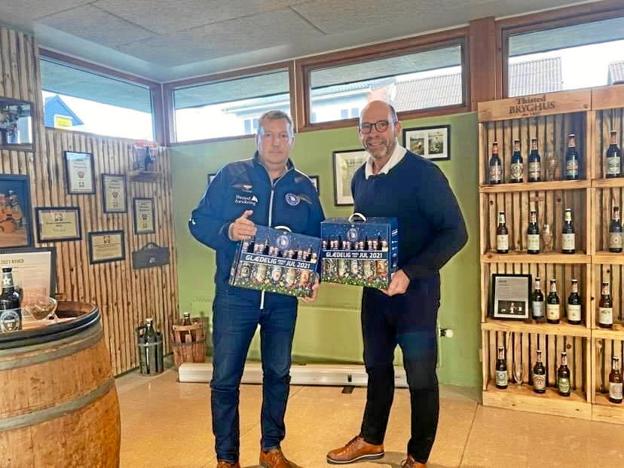 Bryggeridirektør Aage Svenningsen, Thisted Bryghus A/S (th.) overrækker den første gaveæske til adm. dir. Hans Peter Jarl Madsen, Mors-Thy Håndbold. Privatfoto