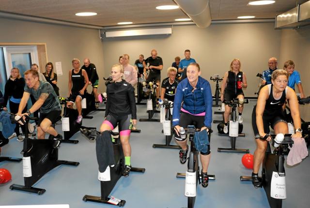 16 hold cyklede 11.000 kroner ind til fordel for Knæk Cancer. Foto: Tommy Thomsen
