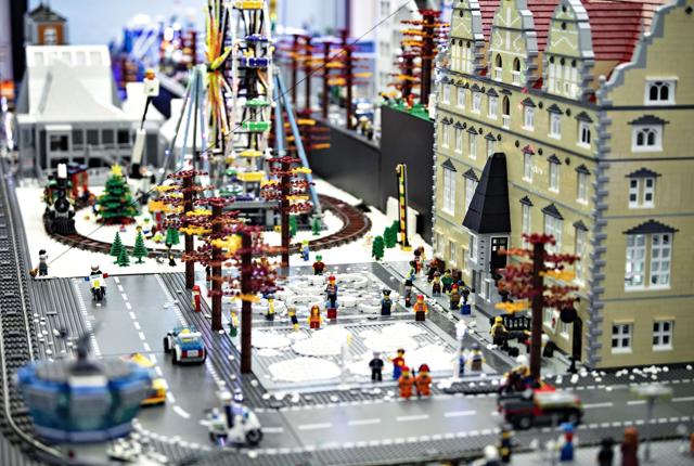 Traditionen tro kan du de næste to måneder betragte en lille Lego-model af Aalborgs bygninger og vartegn. Foto: Claus Søndberg