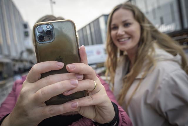 Sanne (bag telefonen) og Ditte (th) er søstre og har Instagram-profilen OpdagAalborg sammen. Foto: Martin Damgård