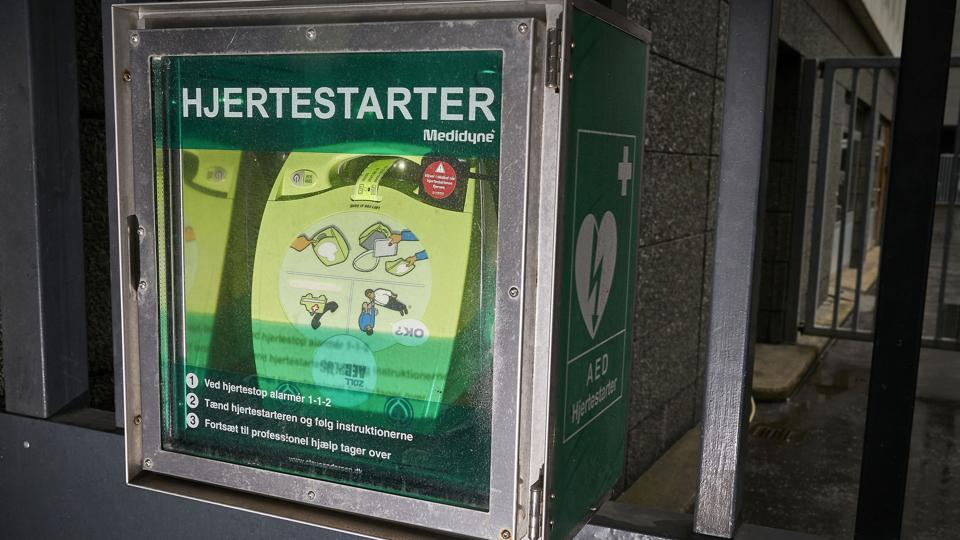 Der er de seneste år blevet opsat stadig flere hjertestartere i det offentlige rum, ligesom der er skabt et netværk af frivilllige hjerteløbere, der hurtigt kan bringe hjertestarteren til en patient. Nu kan den livreddende behandling også bringes ud med en drone. Chancen for at overleve daler med ti procent for hvert minut, der går, før en person med hjertestop modtager behandling. (Arkivfoto). <i>Niels Ahlmann Olesen/Ritzau Scanpix</i>