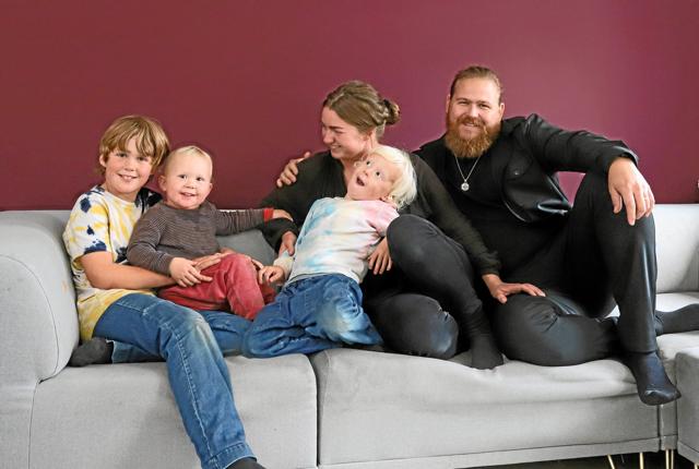 Her ses hele familien Lyndorff Helweg Julin samlet i huset på Limfjordsgade. Privatfoto.