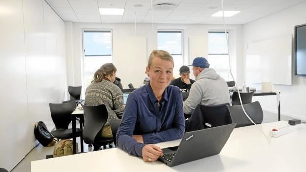 Vibeke Stoustrup var indtil for nylig direktør i Rebild Kommune, men sagde sit job op for at læse til jordbrugsteknolog. Nu drømmer den erfarne leder om at arbejde med naturfremme eller naturgenopretning. Foto: Maria Evald