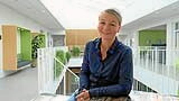 Vibeke Lei Stoustrup nyder sit nye liv som studerende. - Det er et kæmpe privilegie og fantastisk at få lov til at lære nyt og blive klogere, siger hun. Foto: Maria Evald