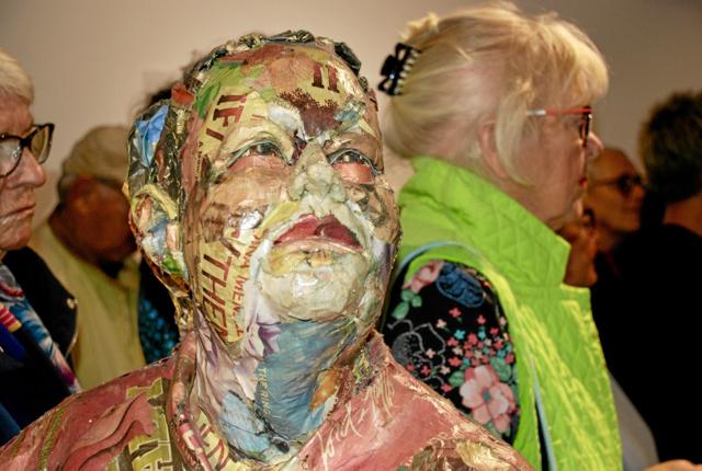 En af den amerikanske kunstner, Will Kurtz', meget menneskelignende papirskulpturer på Museum for Papirkunst. Foto: Bitten Holmsgaard