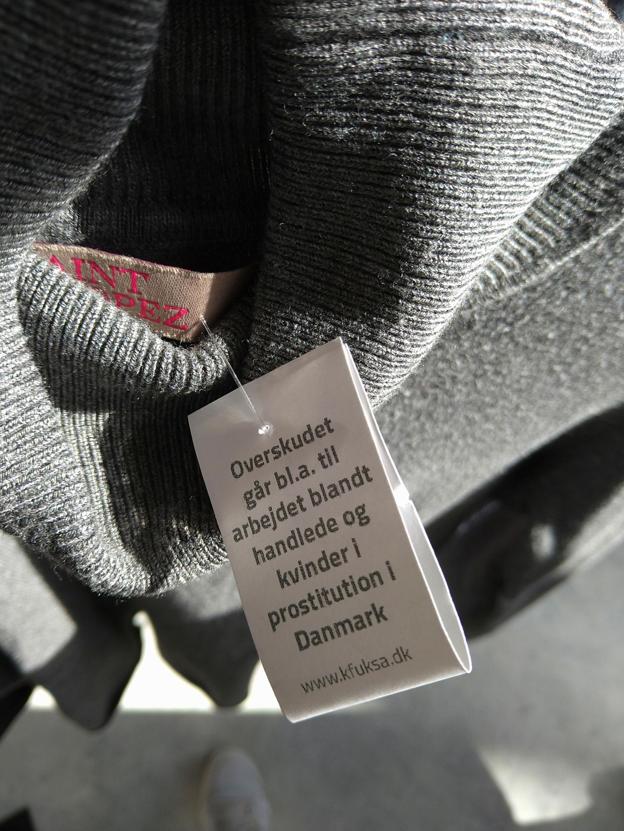 Hos Reden er der på alle prisskilte markeret, hvad dine penge kan blive brugt til - det gør det lidt nemmere at shoppe løs. Foto: Sarah Thun