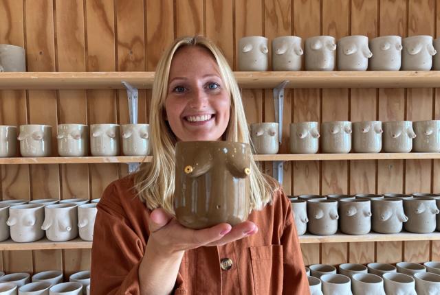 Mangler du en ny kop til din kaffe? Så kan du få både koppen og kaffen hos Handmade by Tone. Foto: Anne Norre Hansen