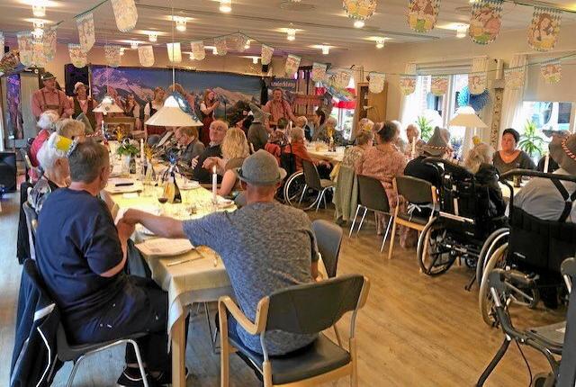 Der var fest på Plejecenter Fjordglimt onsdag aften. Tyrolerklang underholdte og maden sørgede Café og Bistro No. 1 for. Privatfoto