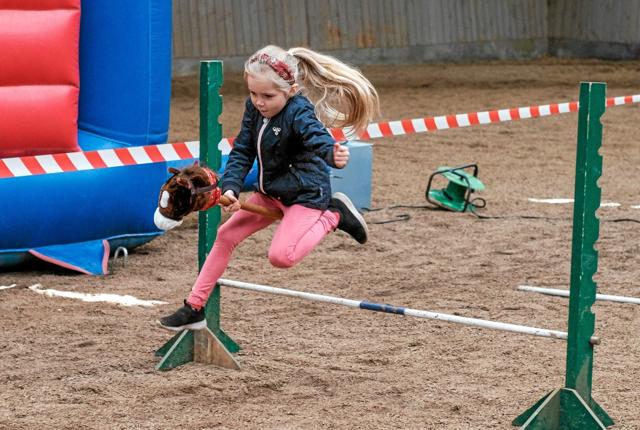 Børnene fandt, at kæphesteløb var næsten ligeså spændende som at ride på en rigtig hest. Foto: Niels Helver