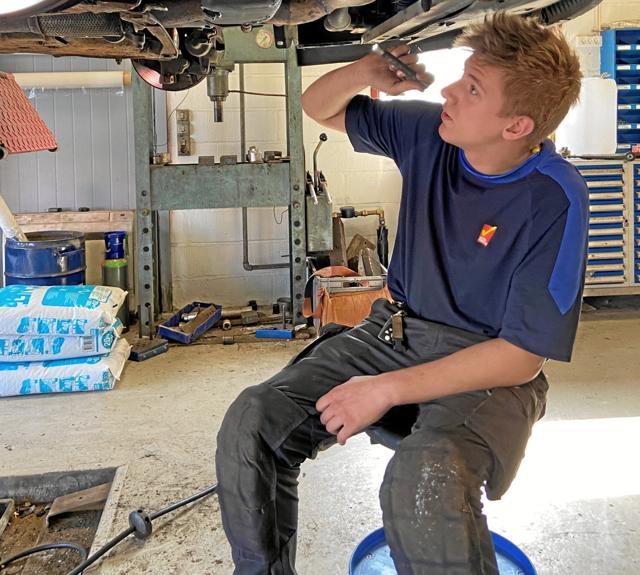 Nicklas er i gang med en større reparation af en 15 år gammel bil, som han udfører alene under mesters instruktion