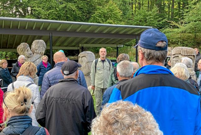 Naturvejleder ved Vendsyssel Historiske Museum Jakob Kofoed byder de mange deltagere velkommen til den nye Naturpark Tolne. Foto: Niels Helver