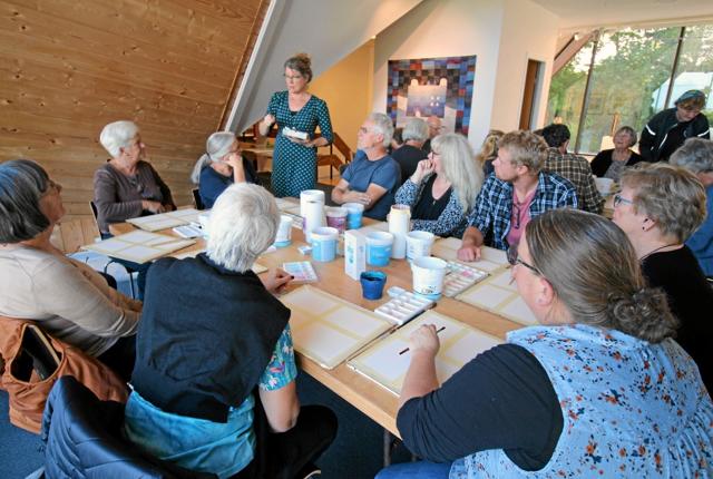 Billedkunstner Karin Lykke Groth (i baggrunden) underviste de mange deltagere på kurset. Foto: Jørgen Ingvardsen