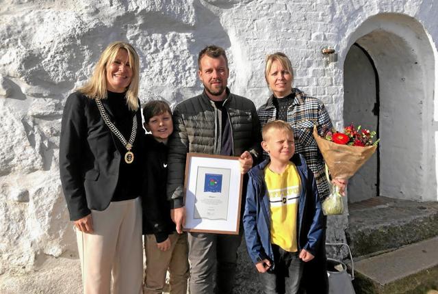 Åvænget 8 fik diplom . Borgmester Birgit Hansen, der også er formand for Byfonden overrakte diplomet og blomster til familien.