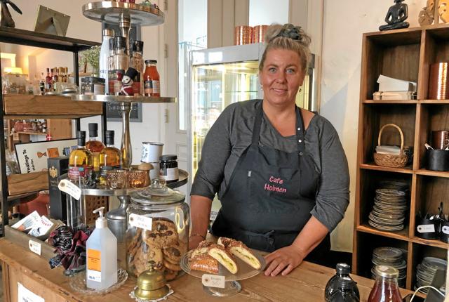 Marianne Eskildsen har været køkkenchef hos Café Holmen i 1,5 år. Det fortsætter hun med - men nu kan hun også kalde sig for medejer efter, at Bethina Holm solgte caféen. Hun er medejer sammen med Per Primdahl, indehaver og direktør for Coffee-House.