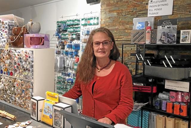 Lilian Lundgaard åbnede sin forretning på Lilletorv for snart 1,5 år siden. Hurtigt skiftede butikken dog fokus til primært at sælge stoffer og udstyr til syfolket. Det valg har hun ikke fortrudt. Hun har selv syet i mange år, så for hende er det også en hobby.
