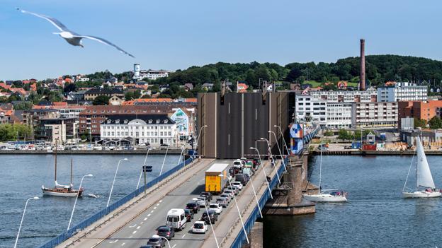 Se billederne fra arkivet: Limfjordsbroen fylder 90