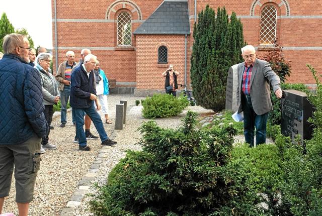 De godt 30 deltagere gik først en lille tur på kirkegården, hvorefter vandringen fortsatte digitalt i Østervrå Kirke. Foto: Åse Bakland