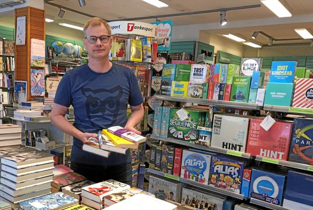Bent Bisgaard kan se tilbage på en af de bedste somre i den tid, han har drevet butik. Måske er sommeren 2021 overgået af sommeren 2020, men han har svært ved ikke at være begejstret; Folk bakker op om den lokale boghandel, og folk vil gerne have fysiske bøger.