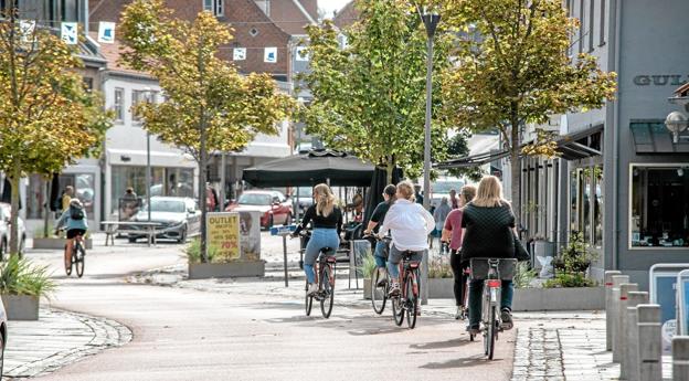 De studerende cykler ud i byen for at se på ledige og eksisterende butikslokaler. Foto: Mogens Lynge