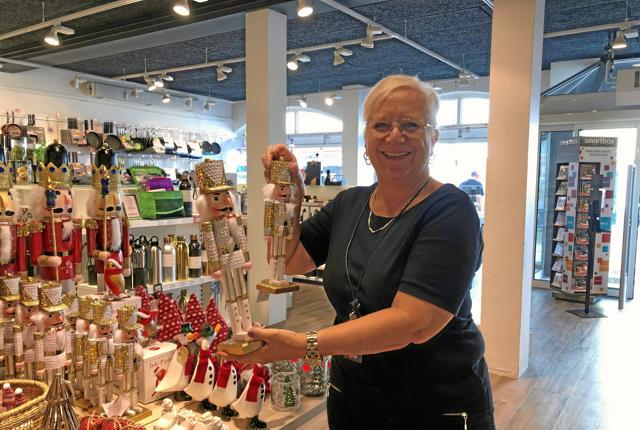 Butikschef Pia Rettig har fundet julepynten frem. Og det går som varmt brød; Turisterne er vilde med det.