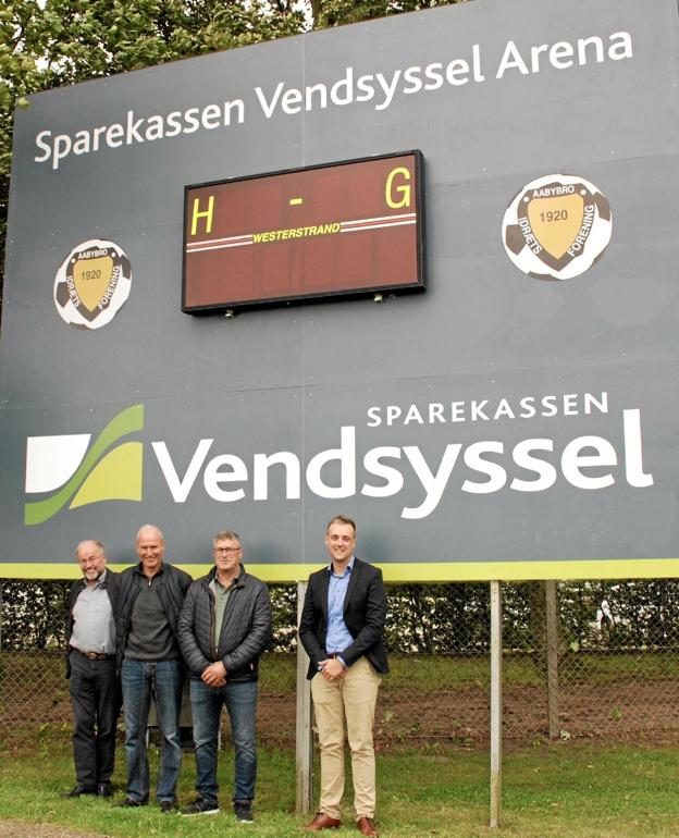 Erik Nielsen (tv), afdelingsdirektør i Sparekassen Vendsyssel Aabybro, Hans Arne Pedersen, formand for Aabybro IF, Jan Præstegaard, sponsoransvarlig i Aabybro IF og Kenneth Haggren (th), souschef i Sparekassen Vendsyssel i Aabybro foran den nye måltavle. Foto: Bitten Holmsgaard