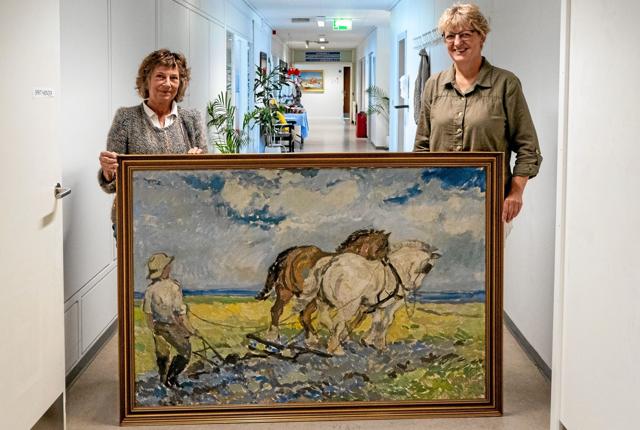 Anni Kristine Pedersen overrækker maleriet af kunstmaler Aage Strand til lederen af Vendelbocentret Mette Bang i taknemmelighed over den kærlige og professionelle pleje hendes mor fik. Foto: Niels Helver