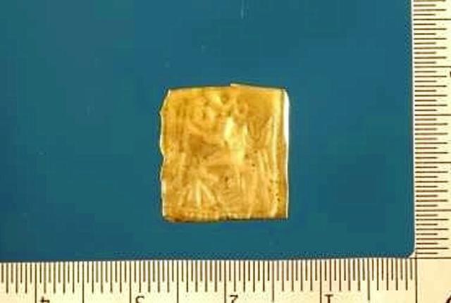 En såkaldt guldgubbe fundet på Byrhøj. Den og mange andre fund vil museumsinspektøren fortælle om 14. september i Klokkerholm. Foto: Privat foto