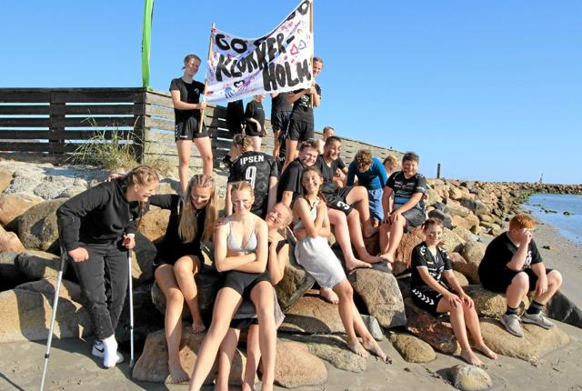 25 havfruer, der alle kommer fra 8.klasse på Klokkerholm Skole, har her taget plads på havnen i Asaa. Foto: Jørgen Ingvardsen