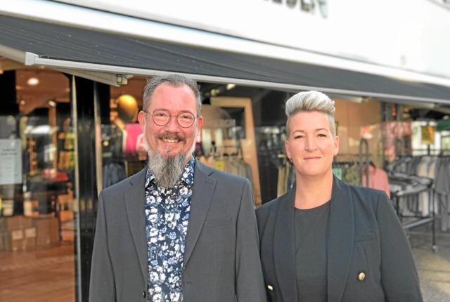 Butikschef Jeanette Mogensbæk sammen med Jan Andreassen for an den nuværende butik i Havnegade. Den lukker nu på lørdag 11. september, men genopstår som outlet 21. september.