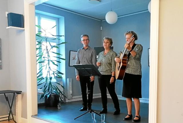 For Retfærdigheden dannede rammen for Trio a Capellas smukke sang af både Halfdan Rasmussen og Benny Andersen. Foto: Frederikshavn Bibliotek