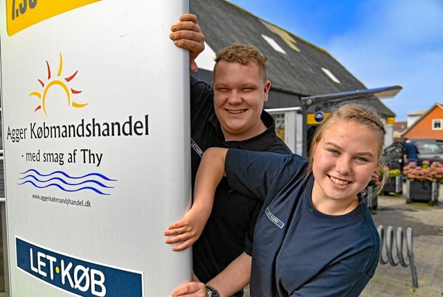 Tim Lybæk Vestergaard og Emma Lund Kristensen er det nye par i spidsen for Agger Købmandshandel. Foto: Ole Iversen
