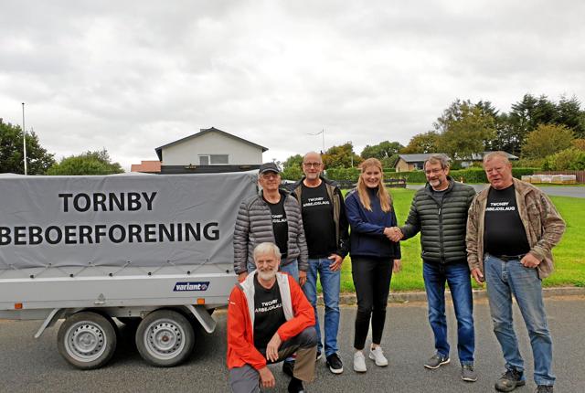 Torben Christensen og repræsentanter fra Twonby Arbejdslaug tager imod Marianne Fristrup fra Sydbank, og fortæller om Tornbys mange ideer og projekter.