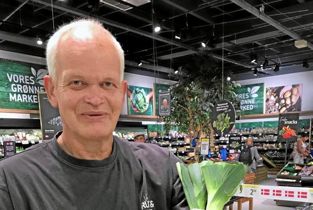 Afdelingschef Per Fjeldgaard skal til at pakke lykkeposer med grønt