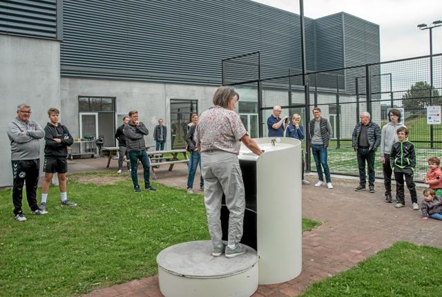 Søndag var der officiel indvielse af den nye Padel Tennisbane ved Lanternen i Løgstør. Formanden for Løgstør Tennisklub Karin Birgitte Sneskov holdt åbningstalen. Foto: Mogens Lynge