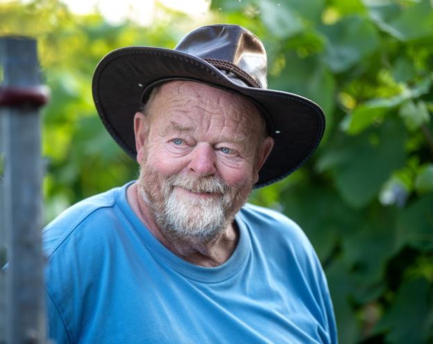 Willy Østergaard Sørensen, OddeKystVineri, inviterer til markvandring og smagsprøver på årgang 2021, som tegner godt. Arkivfoto: Torben Hansen