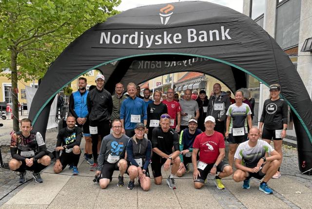 Dan Højgaard Kristensen fik flot opbakning af hele 40 deltagere på sit halv Marathon nummer ethundrede, som blev løbet til Stafet For Livet. 4.500 kroner blev indsamlet af fællesskabet. Foto: Lisa Farum Kristiansen