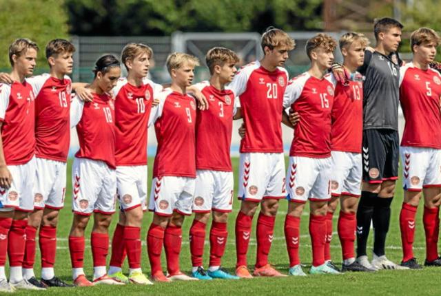 De rød-hvide landsholdstrøjer kommer til at præge toppen af Danmark i starten af september. pr-foto